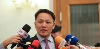 УИХ-ын гишүүн Н.Номтойбаярын өрөөний үүдэн дэх нэрийг хуулаад газарт хаясан байжээ